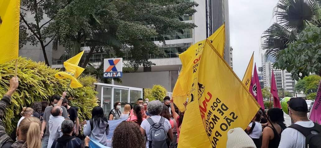 Oito mutirões de habitação popular protestam em frente à Caixa Econômica Federal, nesta quinta-feira